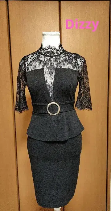 블랙 레이스 소매 페플럼 드레스