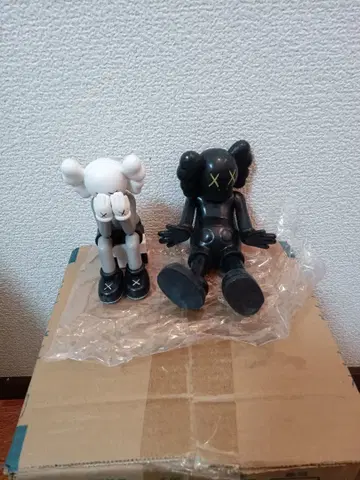 KAWS 화이트 블랙 피규어 2체 세트