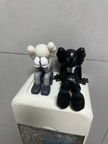 KAWS 화이트 블랙 피규어 2체 세트