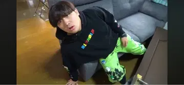 RAPNDAP 블랙 후드티 가드맨 착용