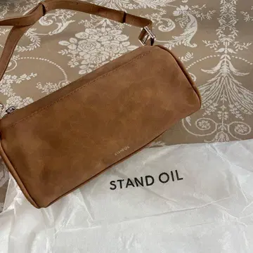 oil stand 스웨이드 카멜 숄더백