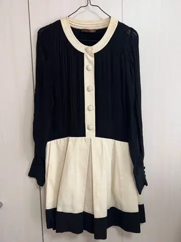 [ BALLY ] 블랙 아이보리 플리츠 원피스