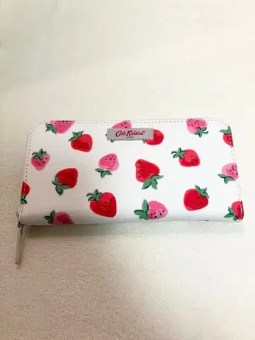 새상품 캐스키드슨 딸기 패턴 장지갑