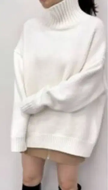 화이트 하이넥 니트 M