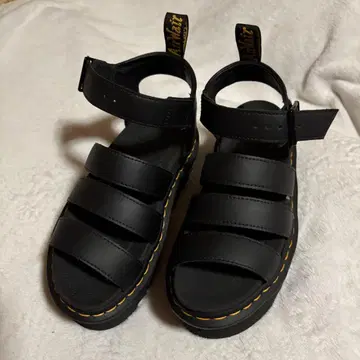 닥터마틴 통굽 샌들