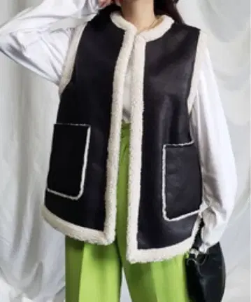 캐주얼 베스트 블랙과 아이보리