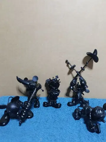 roen 블랙 미키 피규어