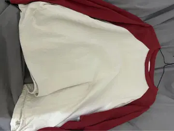 WMP 로고 포함 빨간색과 크림색 트레이닝복