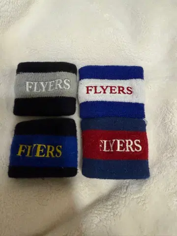 FLYERS 리스트 밴드 세트 (4개) 와 러버 밴드