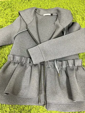 프릴 그레이 코트 후드 부착