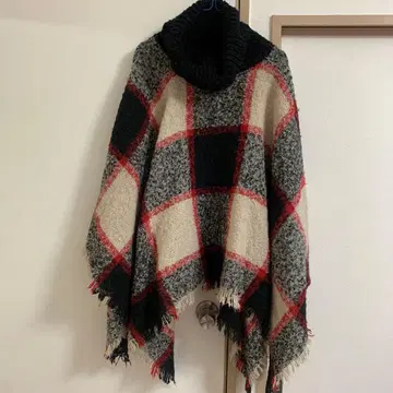 체크 무늬 케이프 터틀넥