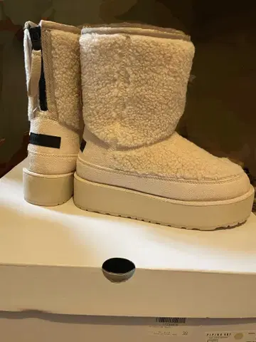 크림색 어그 부츠 사이즈 38