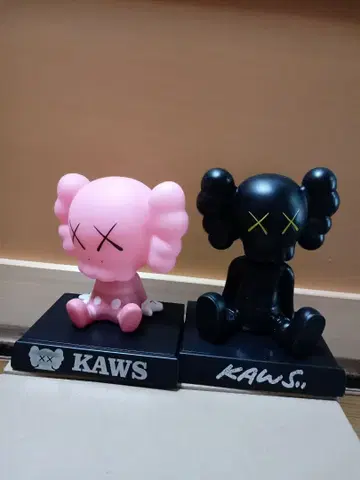 KAWS 피규어 2개 세트 핑크 블랙