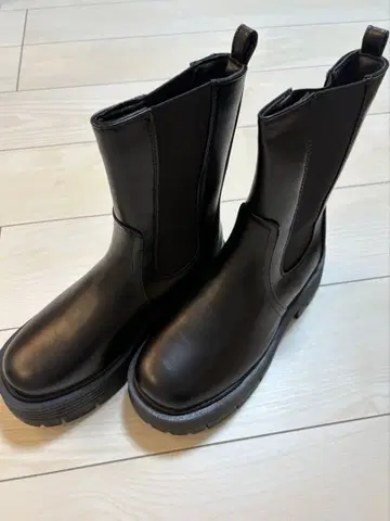 moment+ 블랙 사이드 고어 부츠 통굽