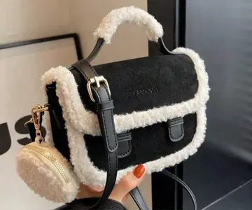 캐주얼 숄더백 블랙과 화이트 콤비