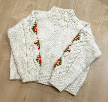 티티카카 아이보리 꽃 자수 스웨터