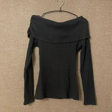 ZARA 블랙 오프숄더 긴팔 니트 ZARA 오프숄더 상의 블랙