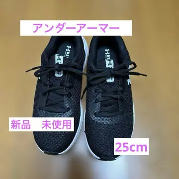 언더아머 러닝화 블랙/화이트 25cm