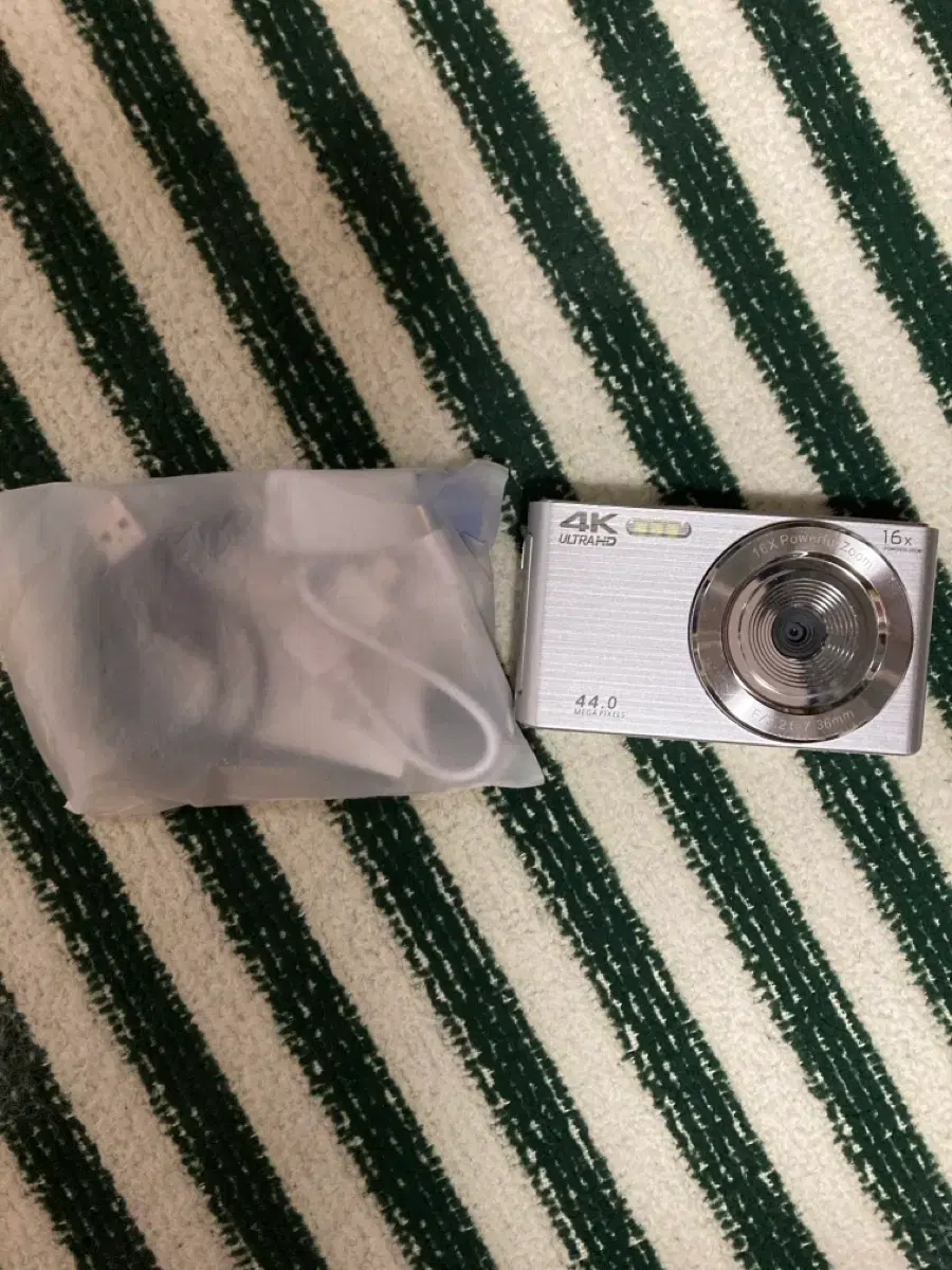 4K Ultra HD Digital Camera + Cable