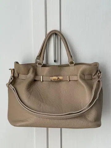 새상품급 MILOS 미로스 금장 장식 가죽 토트백