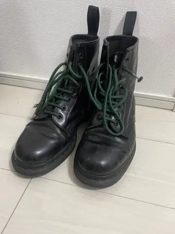닥터마틴 8홀 블랙 부츠