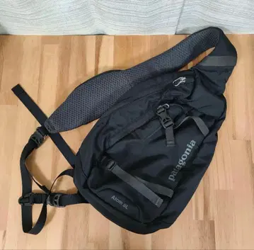 patagonia Atom 8L 블랙 슬링백
