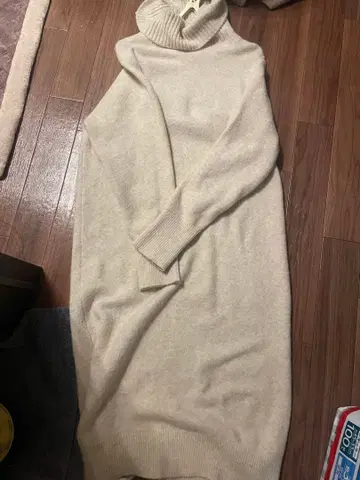 베이지 터틀넥 니트 원피스