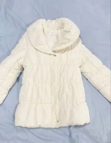 화이트 다운 자켓 세실 맥비