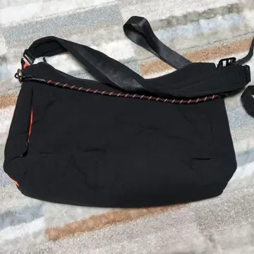 블랙 숄더백 오렌지 내부