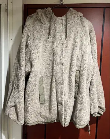 베이지 플리스 자켓 사이드 포켓 포함