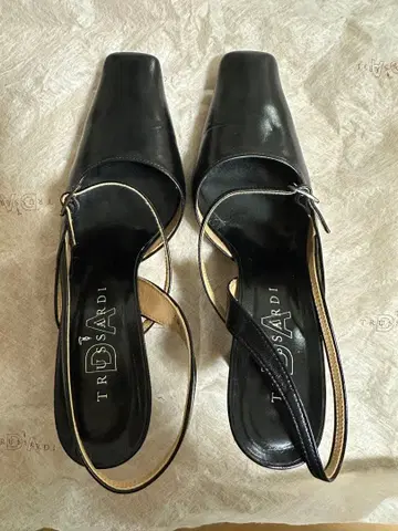 TRUSSARDI 블랙 하이힐 펌프스