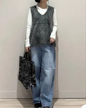 이번 시즌 UNFILO 알파카 샤기 페플럼 베스트 차콜 S 사이즈