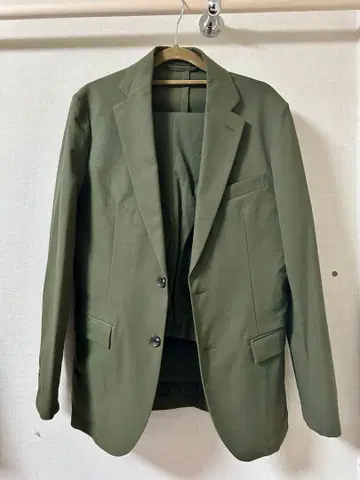 올리브 그린 캐주얼 수트