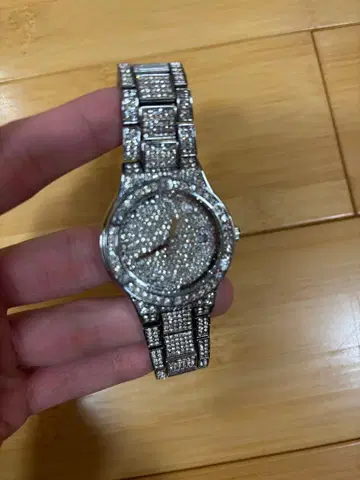 다이아몬드풍 장식 실버 손목시계