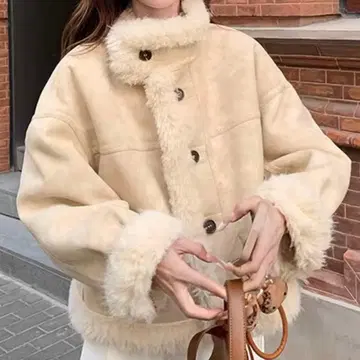 무스탕풍 베이지 아우터 겨울