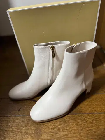 미사용 새상품 마이클코어스 숏부츠 화이트