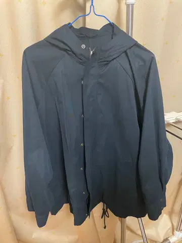 BEAMS HEART 네이비 후드 부착 마운틴 후드티