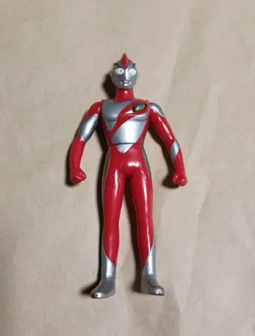 울트라맨 피규어 빨간색과 은색