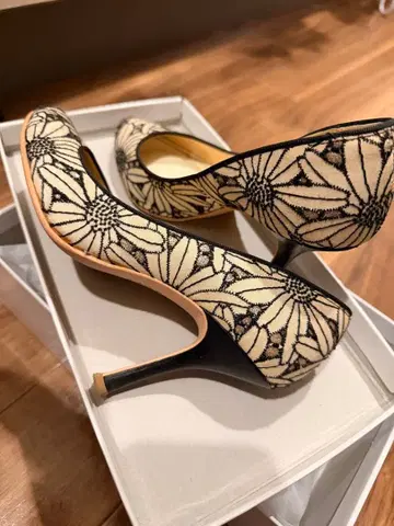 DIANA 꽃무늬 자수 펌프스