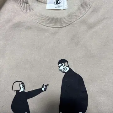 베이지 그래픽 프린트 트레이닝복