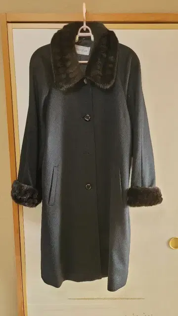 퍼 옷깃 블랙 롱 코트