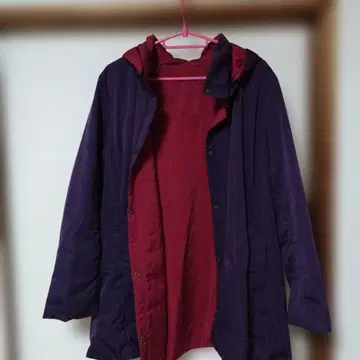 후드 부착 빨간색 다운 자켓