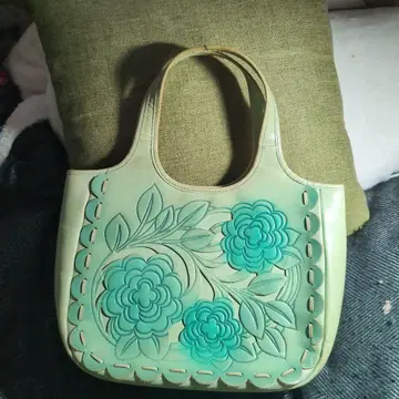 민트 그린 꽃무늬 엠보싱 가공 핸드백