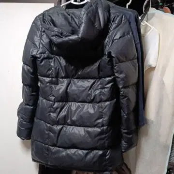 후드 부착 블랙 다운 자켓