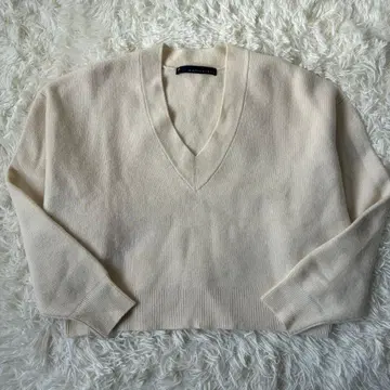 새상품급 마르티니크 숏 기장 울 x 캐시미어 V넥 니트