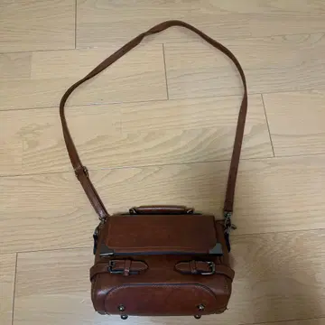브라운 숄더백