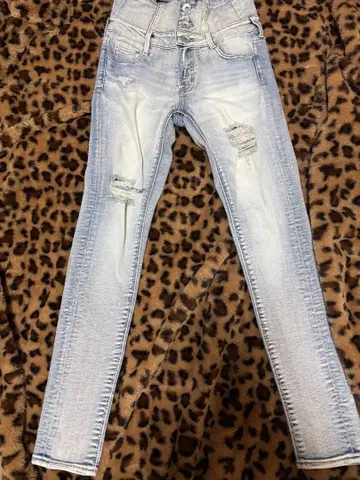 라이트 블루 데미지 가공 스키니 데님