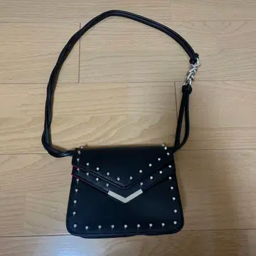 스터드 장식 블랙 숄더백 cross charm