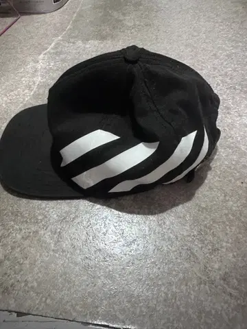 스트라이프 디자인의 블랙 캡