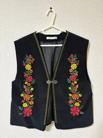 꽃무늬 자수 블랙 스웨이드풍 베스트